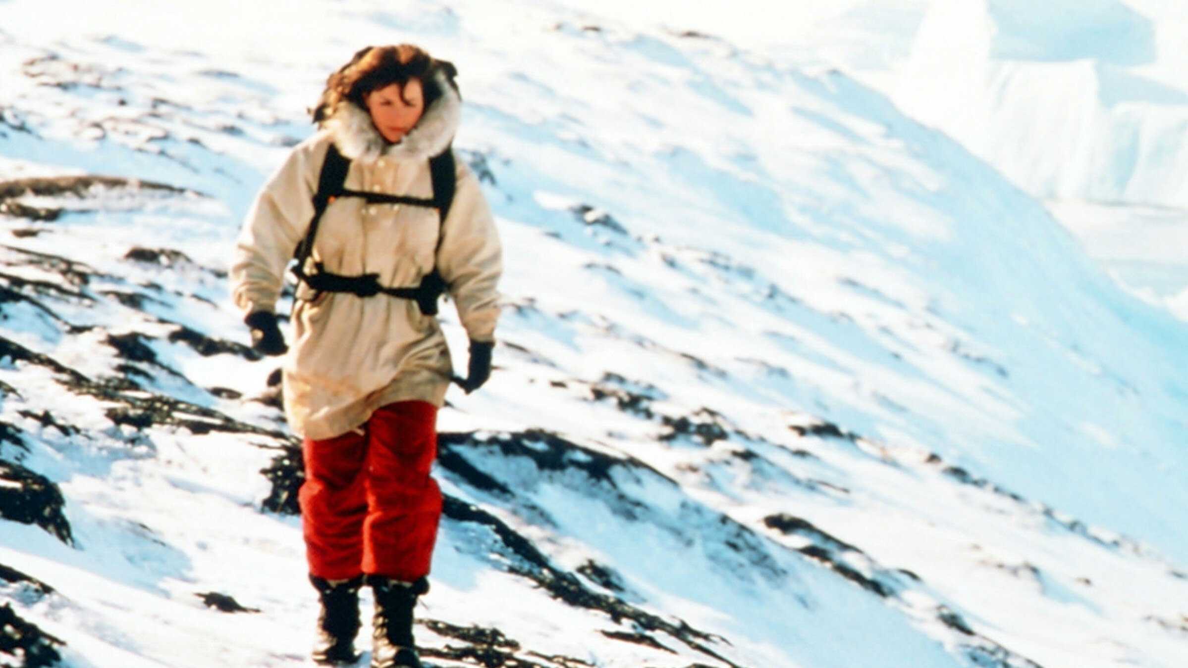 In der Eiswüste Grönlands hofft Smilla Jaspersen (Julia Ormond) Antworten zu finden.