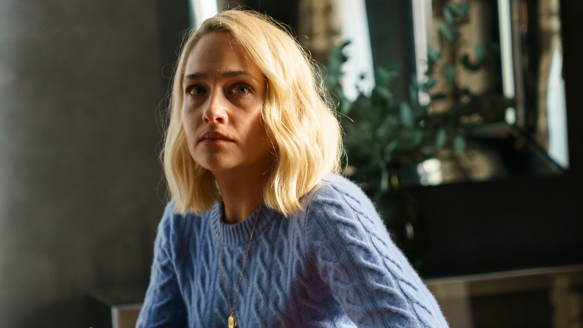 "Conversations with Friends - Ausgleich": Melissa (Jemima Kirke) sitzt an einem Tisch und schaut ernst in die Ferne.