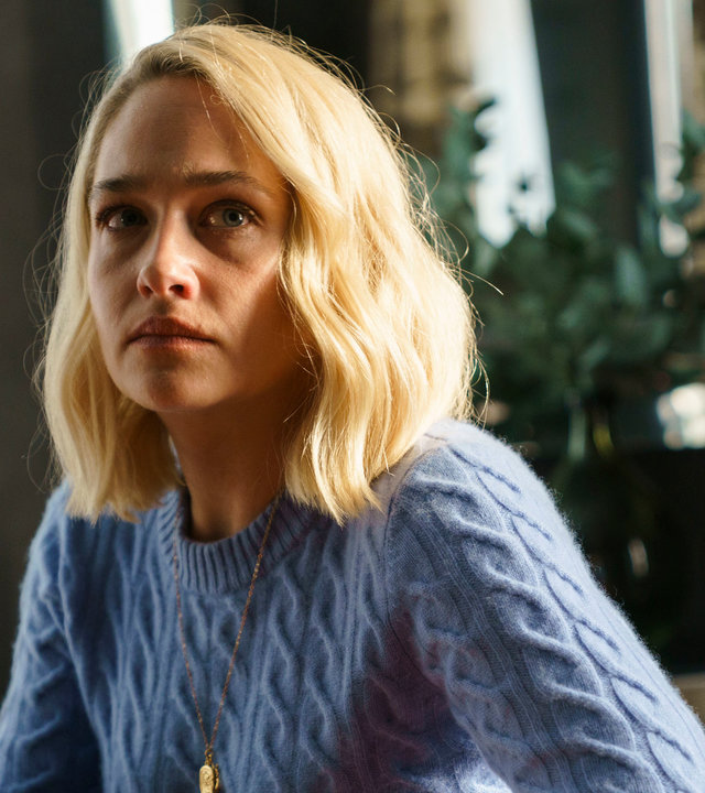 "Conversations with Friends - Ausgleich": Melissa (Jemima Kirke) sitzt an einem Tisch und schaut ernst in die Ferne.
