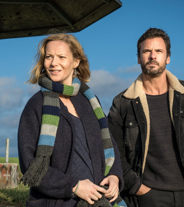 "Erzgebirgskrimi - Der Tote im Stollen": Försterin Saskia Bergelt (Teresa Weißbach) und Kommissar Ralf Adam (Stephan Luca) stehen nebeneinander vor einem pilzförmigen Unterstand. Saskia schaut zur Seite, während Ralf in die Ferne sieht.