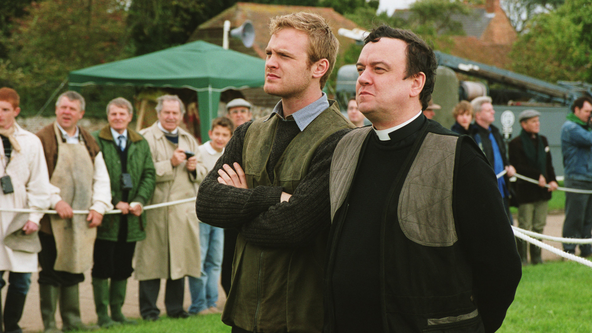 "Inspector Barnaby - Erst morden, dann heiraten": Reverend Anthony Gant (Richard McCabe) Roland Marwood (Joseph Kennedy) stehen auf dem Dorffest und schauen sich etwas an.