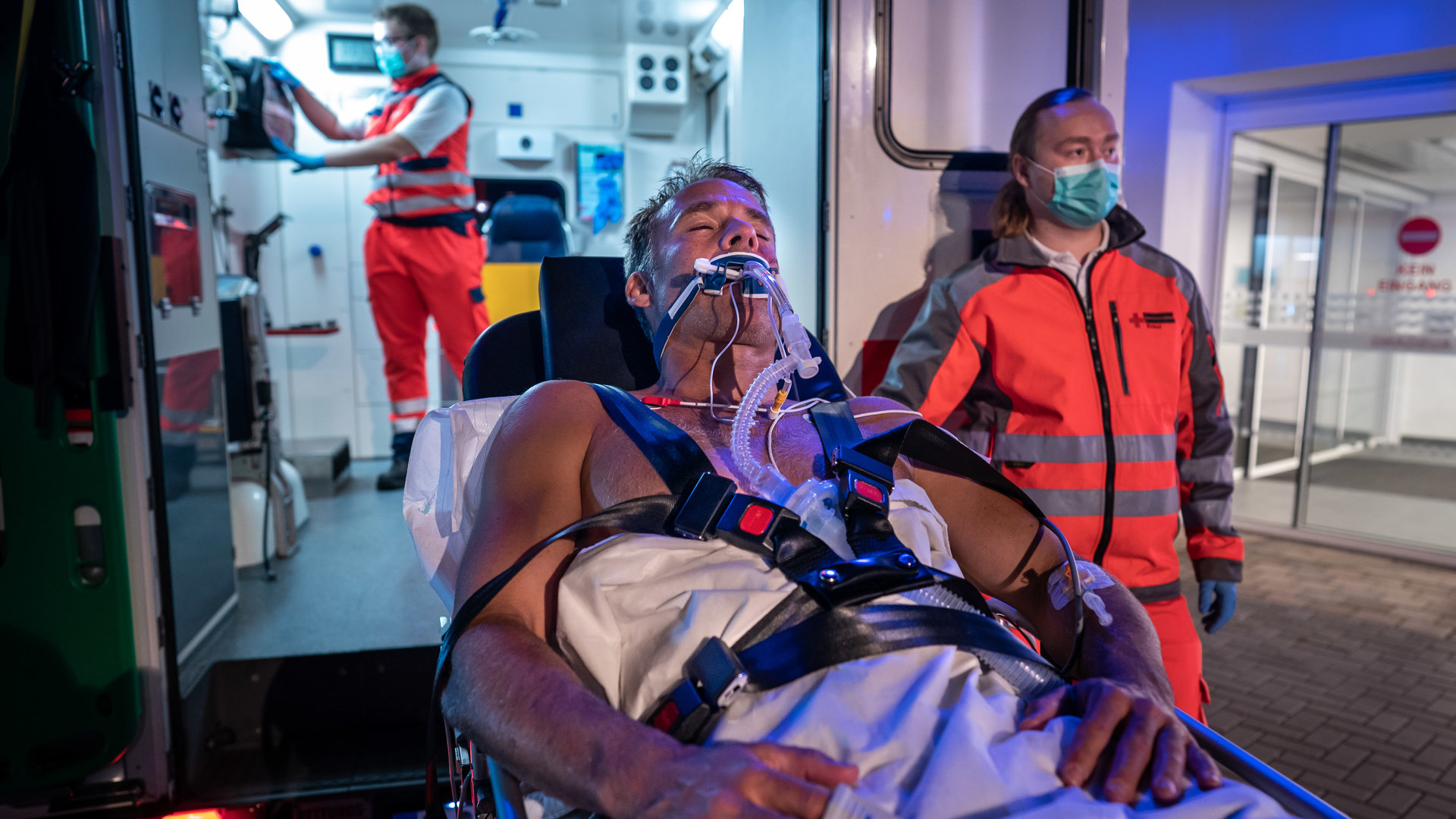 "SOKO Leipzig - Schlafes Bruder": Jan Maybach (Marco Girnth) wird mit einem Rettungswagen von Sanitätern (Komparsen) abtransportiert. Er ist künstlich beatmet.