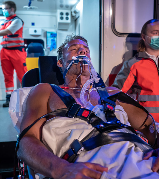 "SOKO Leipzig - Schlafes Bruder": Jan Maybach (Marco Girnth) wird mit einem Rettungswagen von Sanitätern (Komparsen) abtransportiert. Er ist künstlich beatmet.
