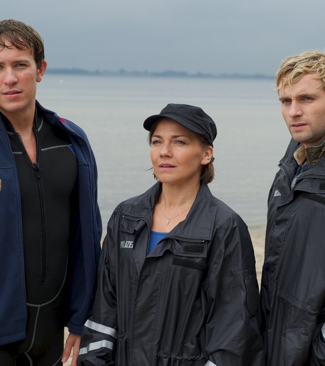 "SOKO Wismar - Tod eines Rettungsschwimmers": Am Strand stehen Nikolas Langer (Leon Schröder), Katrin Börensen (Claudia Schmutzler) und Nils Theede (Jonas Laux).