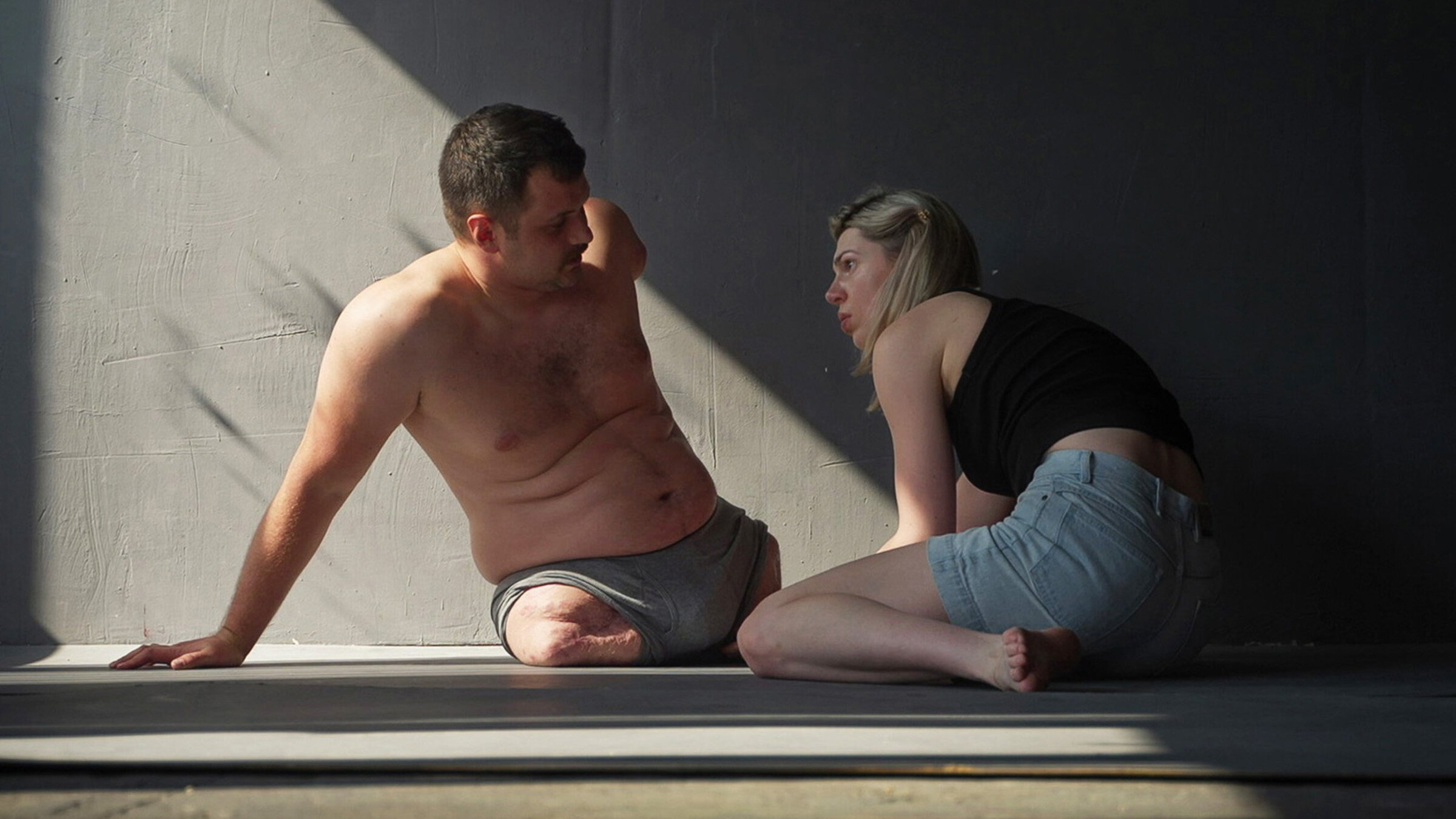 "Die Narben des Ukrainekrieges – Eine Fotografin kämpft gegen das Stigma der Amputation": Fotografin Marta beim Fotografieren.