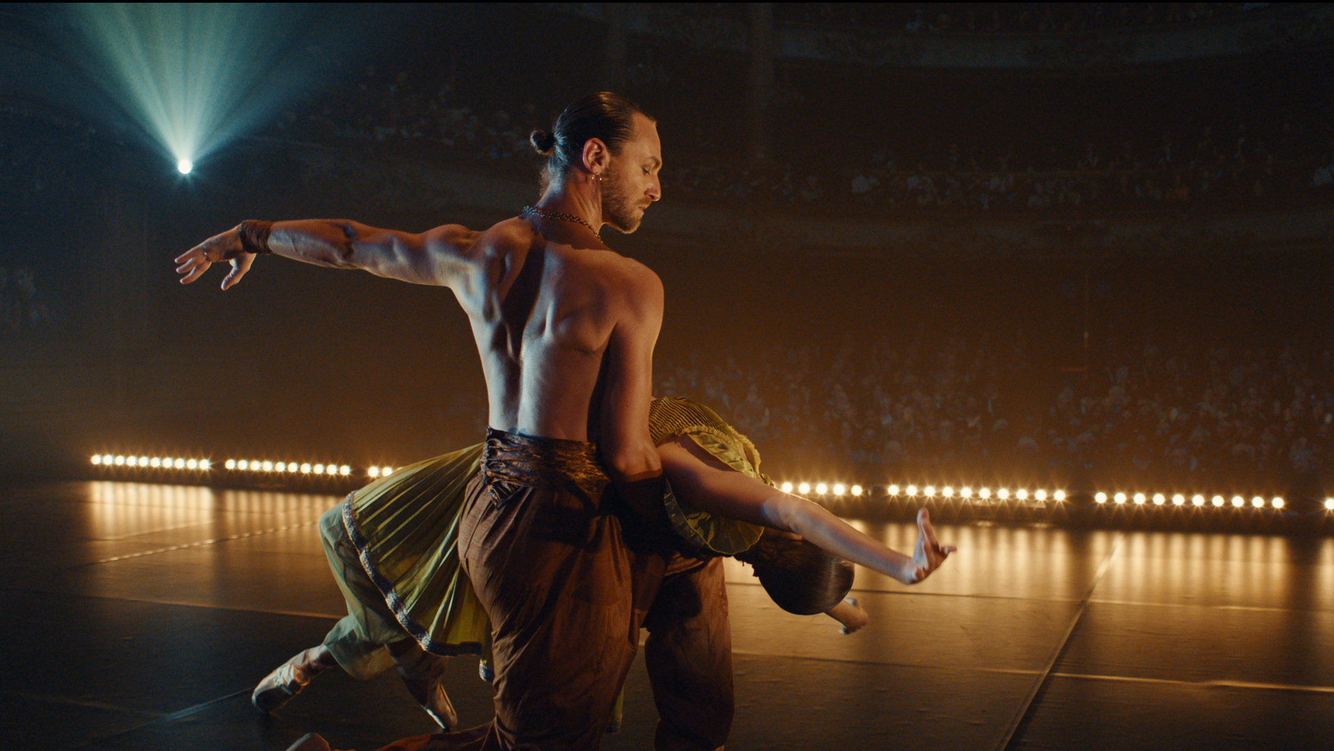 "L'Opéra - Dancing in Paris - Katastrophe": Louise (Maud Jurez) liegt Jonas (Loris Freeman) auf einer hell erleuchteten Bühne in den Armen.