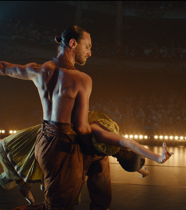 "L'Opéra - Dancing in Paris - Katastrophe": Louise (Maud Jurez) liegt Jonas (Loris Freeman) auf einer hell erleuchteten Bühne in den Armen.