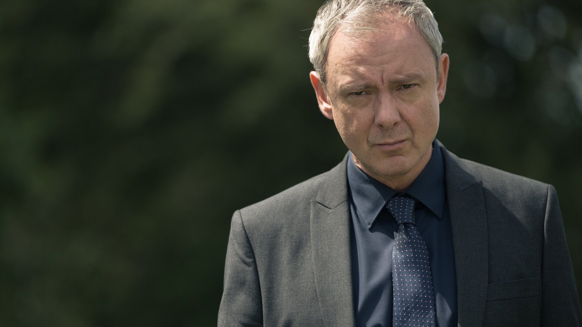 "Detective Grace - Dein Tod wird kommen": Nahaufnahme: DS Roy Grace (John Simm) blickt nachdenklich nach vorn.