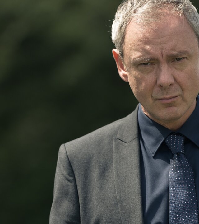 "Detective Grace - Dein Tod wird kommen": Nahaufnahme: DS Roy Grace (John Simm) blickt nachdenklich nach vorn.