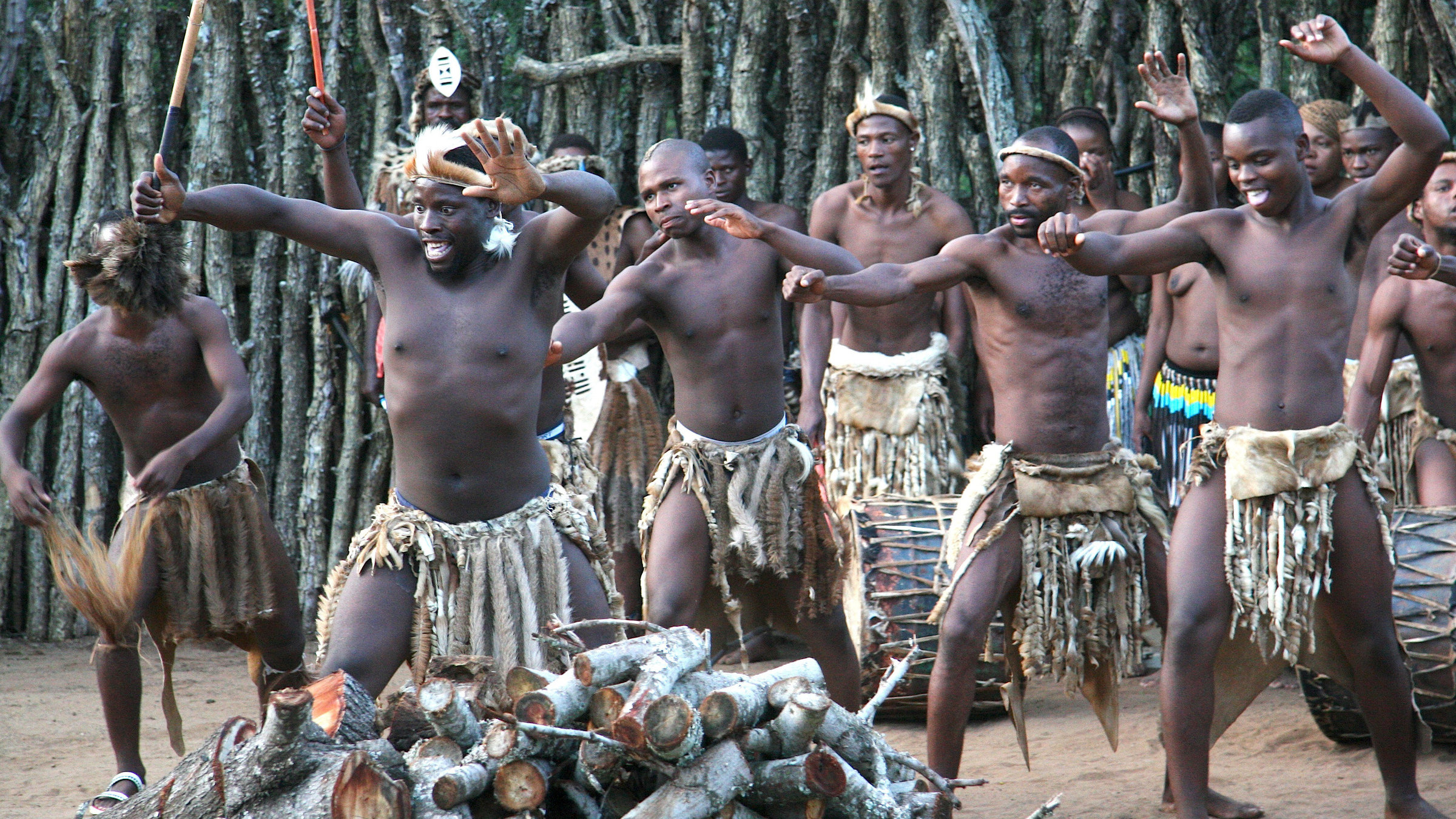 "KwaZulu-Natal" - Zulu-Tanzvorführung im 'Cultural Village' des Thanda Private Game Reserves.