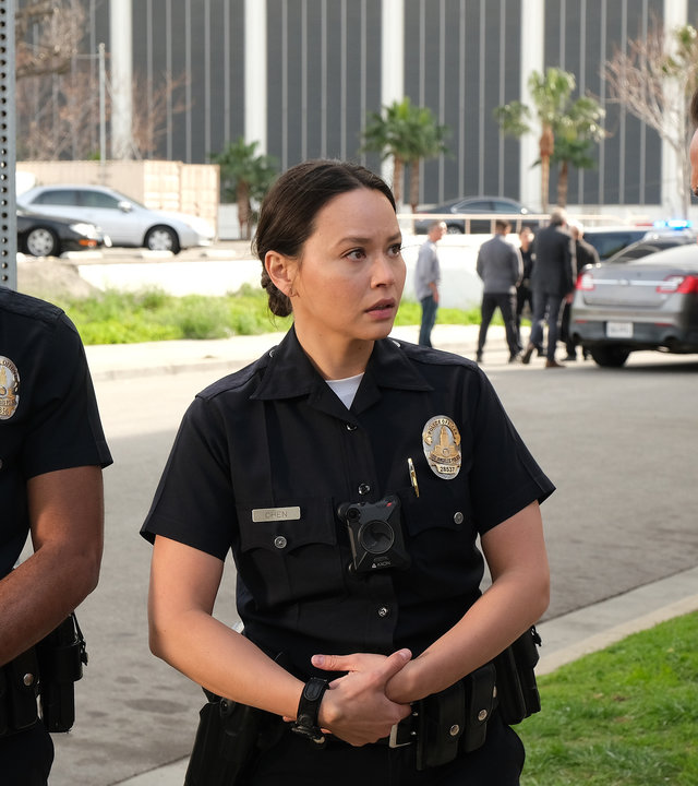 "The Rookie - Licht und Schatten": Chen (Melissa O´Neil) und West (Titus Makin Jr.) stehen mit verschränkten Armen neben Detective Caradine (Kamar de los Reyes) am Straßenrand und schauen ihn aufmerksam an.