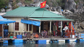 Die schwimmenden Dörfer der Halong-Bucht
