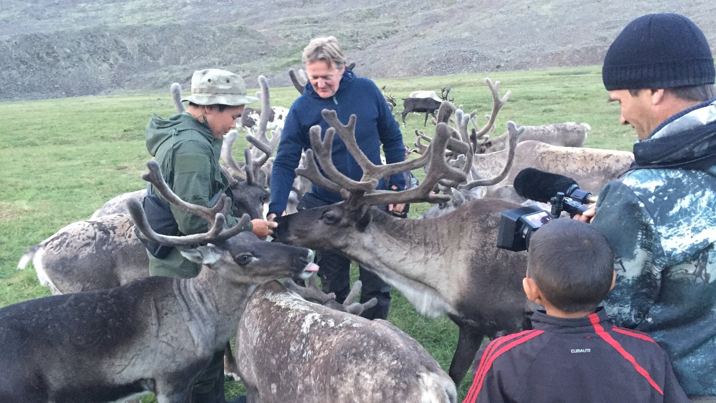 "Mein anderes Russland: Odyssee in Sibirien" - Christof Franzen bei Dreharbeiten inmitten einer Rentierherde.