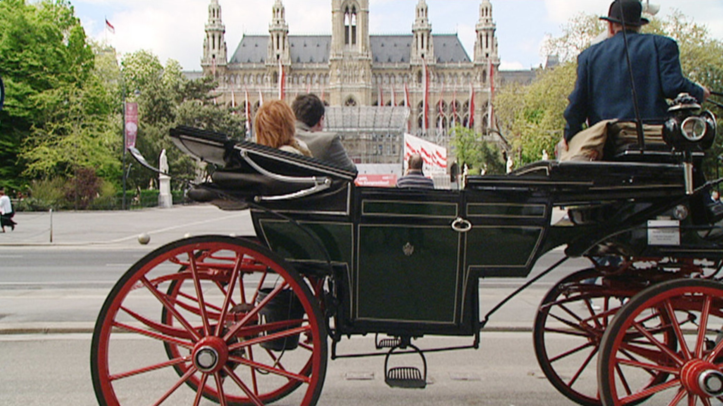 "Rund um den Ring" - Eine Fahrt über die Ringstraße: Die Wiener mit dem Auto, die Touristen mit dem Fiaker.