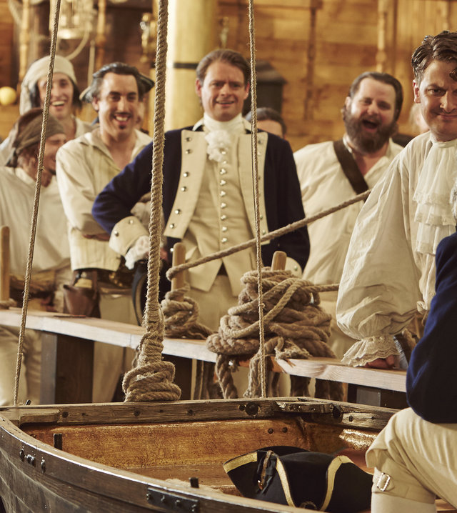 "Sketch History - Neues von gestern": Die Crew der Bounty mit Max Giermann, Alexander Schubert, Antoine Monot, Holger Stockhaus und Komparsen an Deck des Schiffes.
