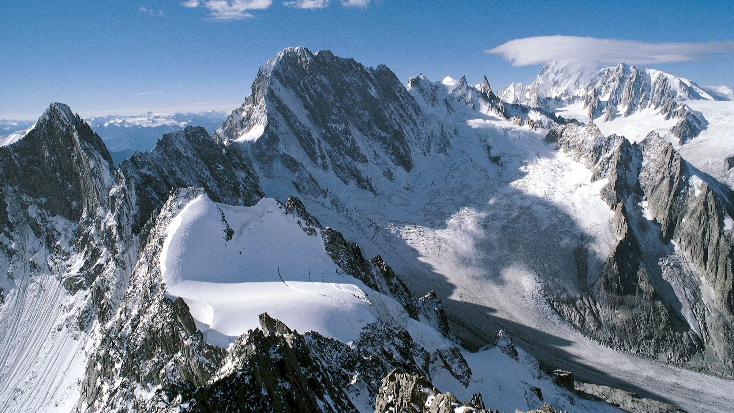 „Im Reich des Steinadlers - Eine Naturgeschichte der Alpen - Die Rückkehr der großen Jäger“: Bergpanorama mit Mont Blanc