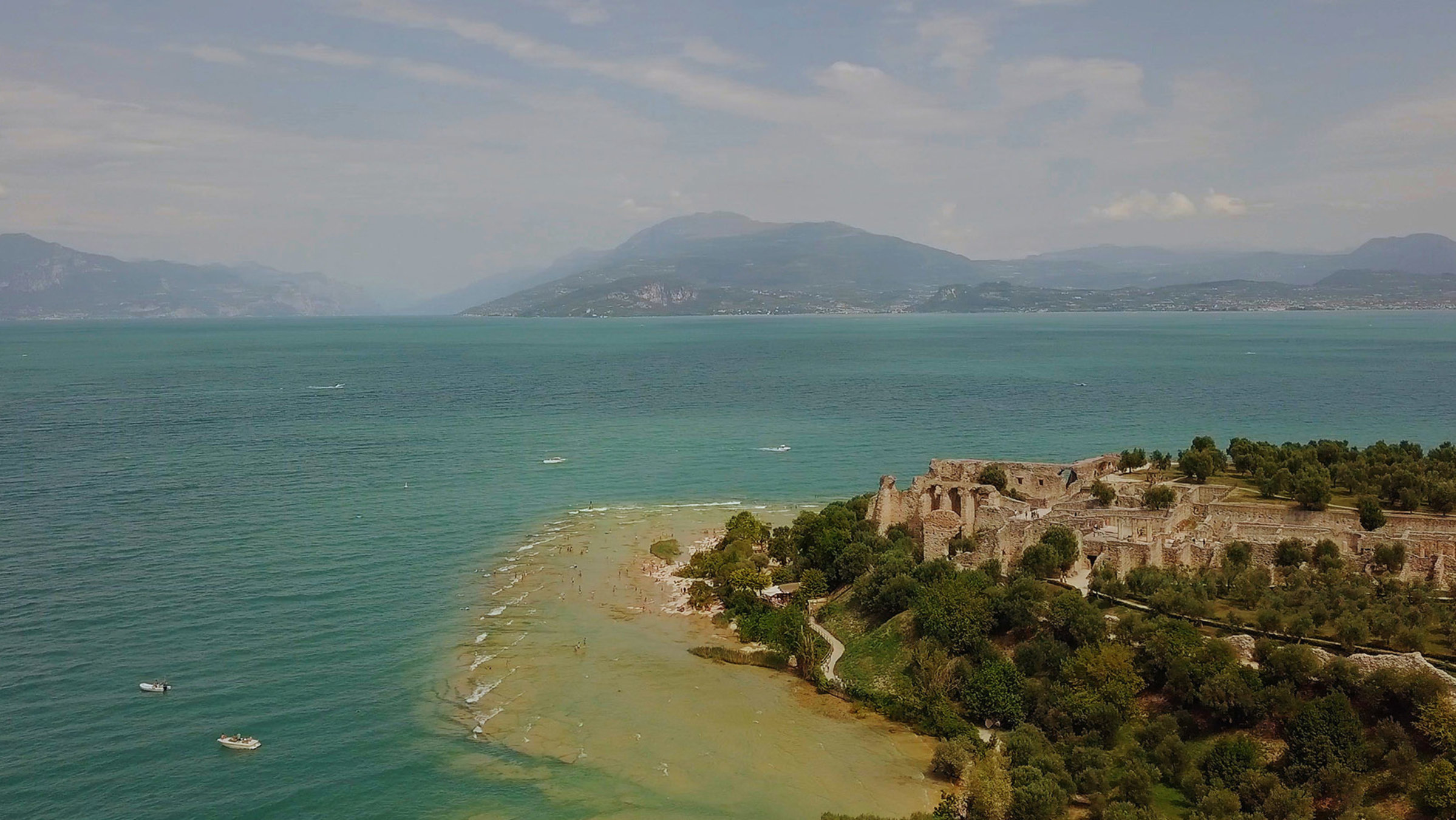 "Jenseits der Alpen - Am Gardasee": Die römische Grotte di Catull blickt seit 2000 Jahren auf den südlichen Gardasee.