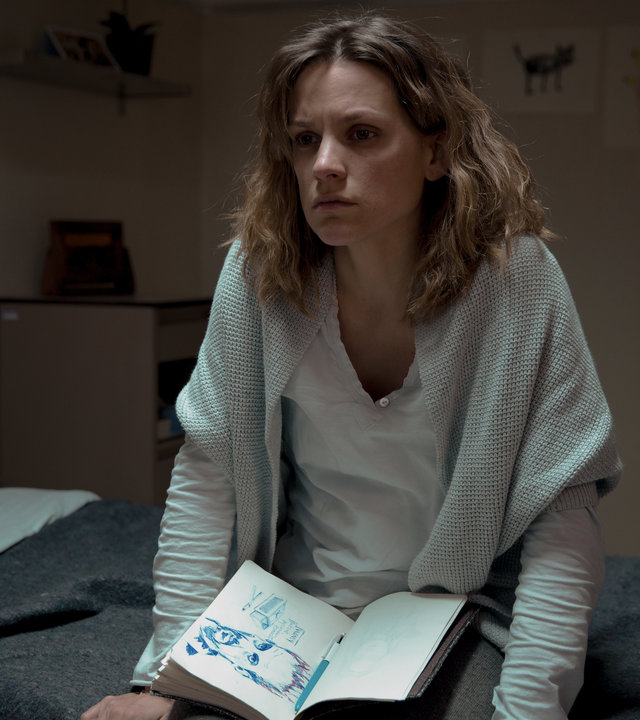 "Tabula Rasa - Der rote Faden": Annemie D'Haeze (Veerle Baetens), genannt Mie, sitzt mit ihrem Notizbuch auf ihrem Bett in der Anstalt für psychisch Kranke.