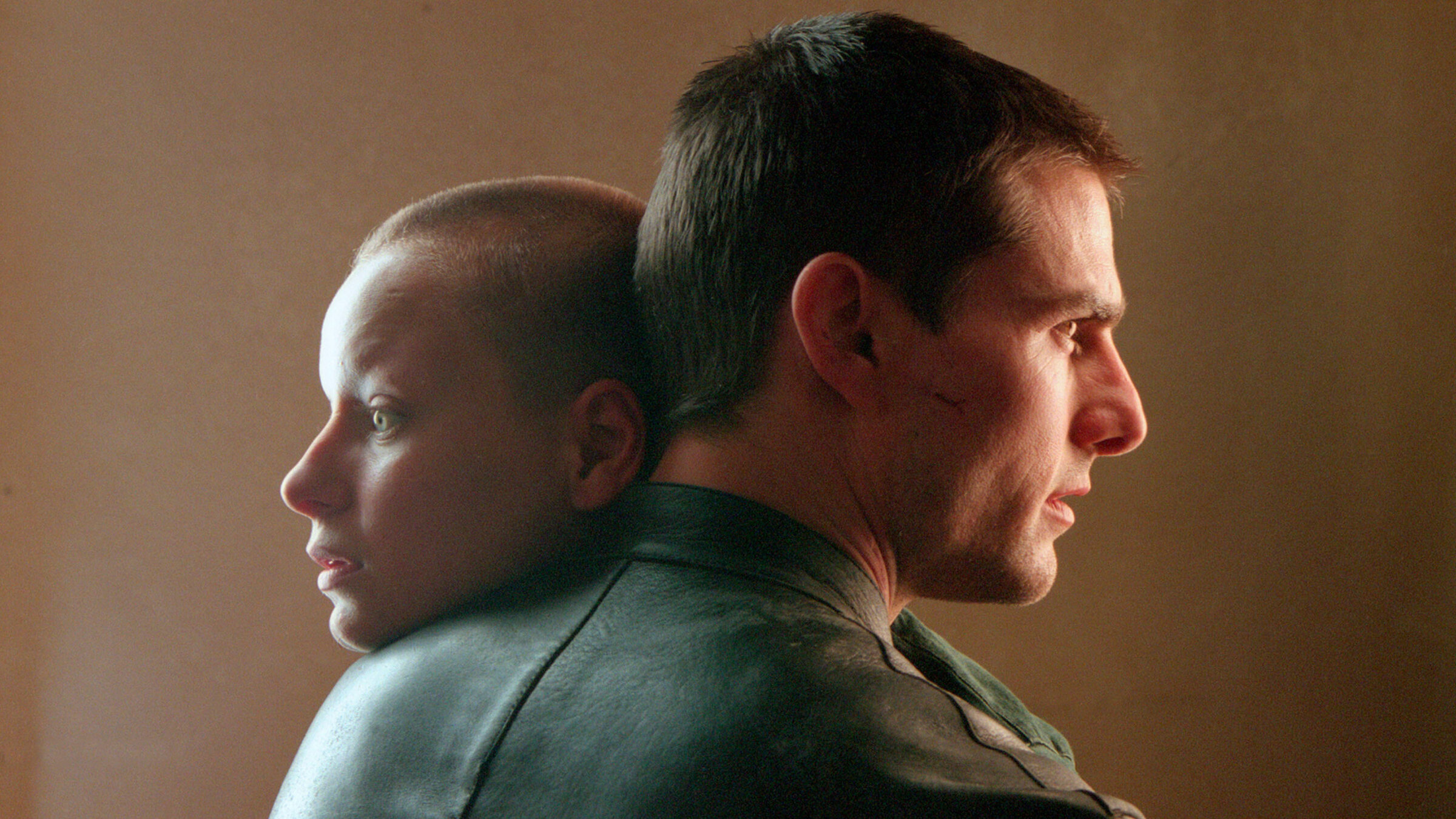 "Minority Report": John Anderton (Tom Cruise) und Agatha (Samantha Morton) stehen eng umschlungen. Beide blicken in entgegengesetzte Richtungen, das Licht fällt sanft auf ihre Gesichter.