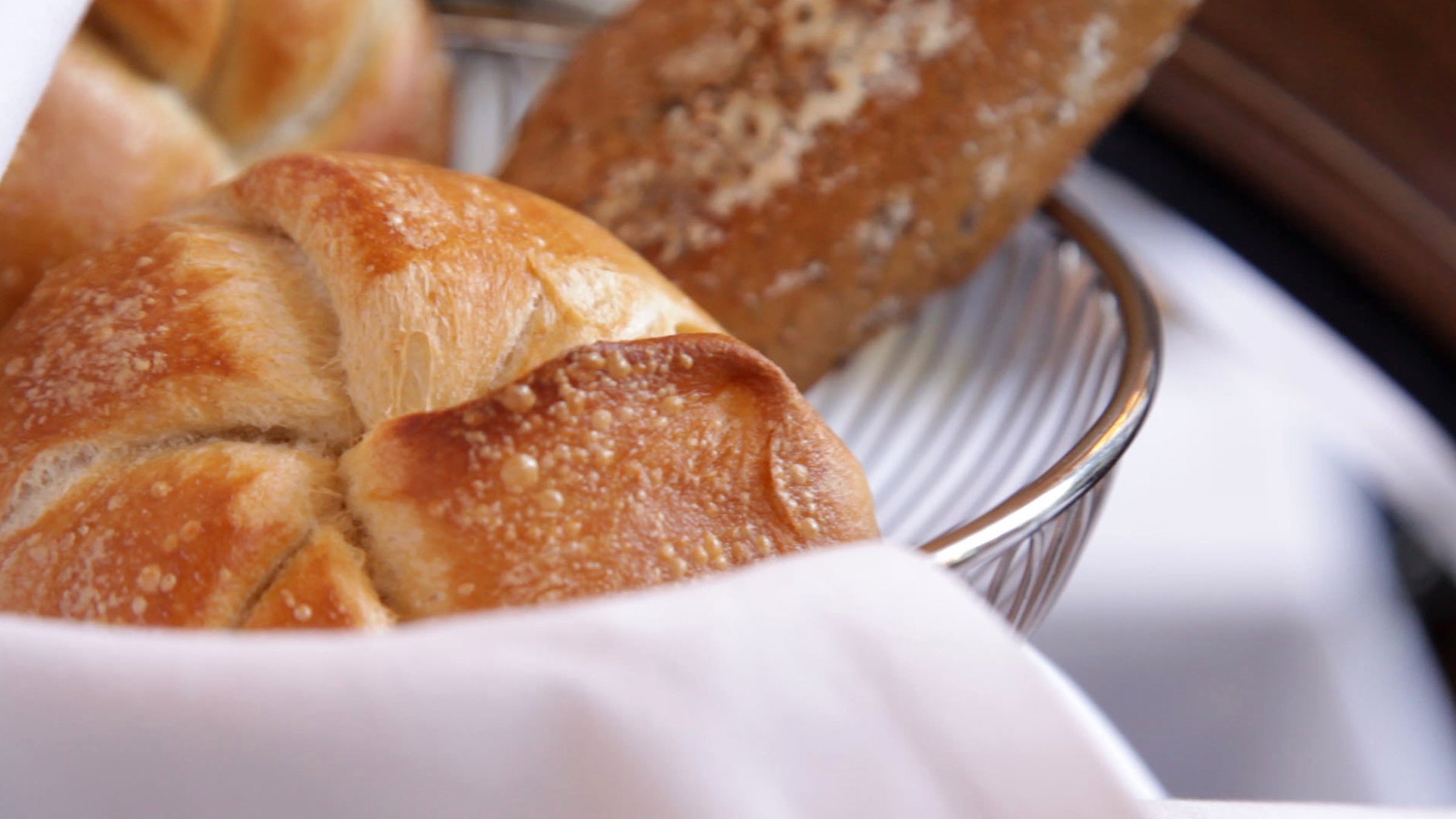 "Wiener Schmankerl: Die Wiener Semmel - Eine kleine Kulturgeschichte": Das "Körberl" in einem Wiener Kaffehaus.