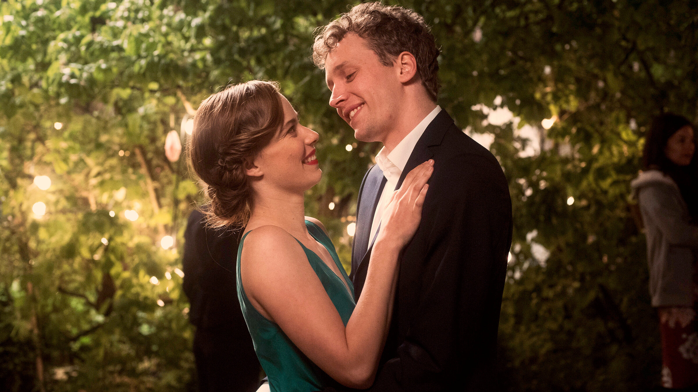 "Mein Ende. Dein Anfang.": Ein hübsches Paar: Nora (Saskia Rosendahl) und Aron (Julius Feldmeier).