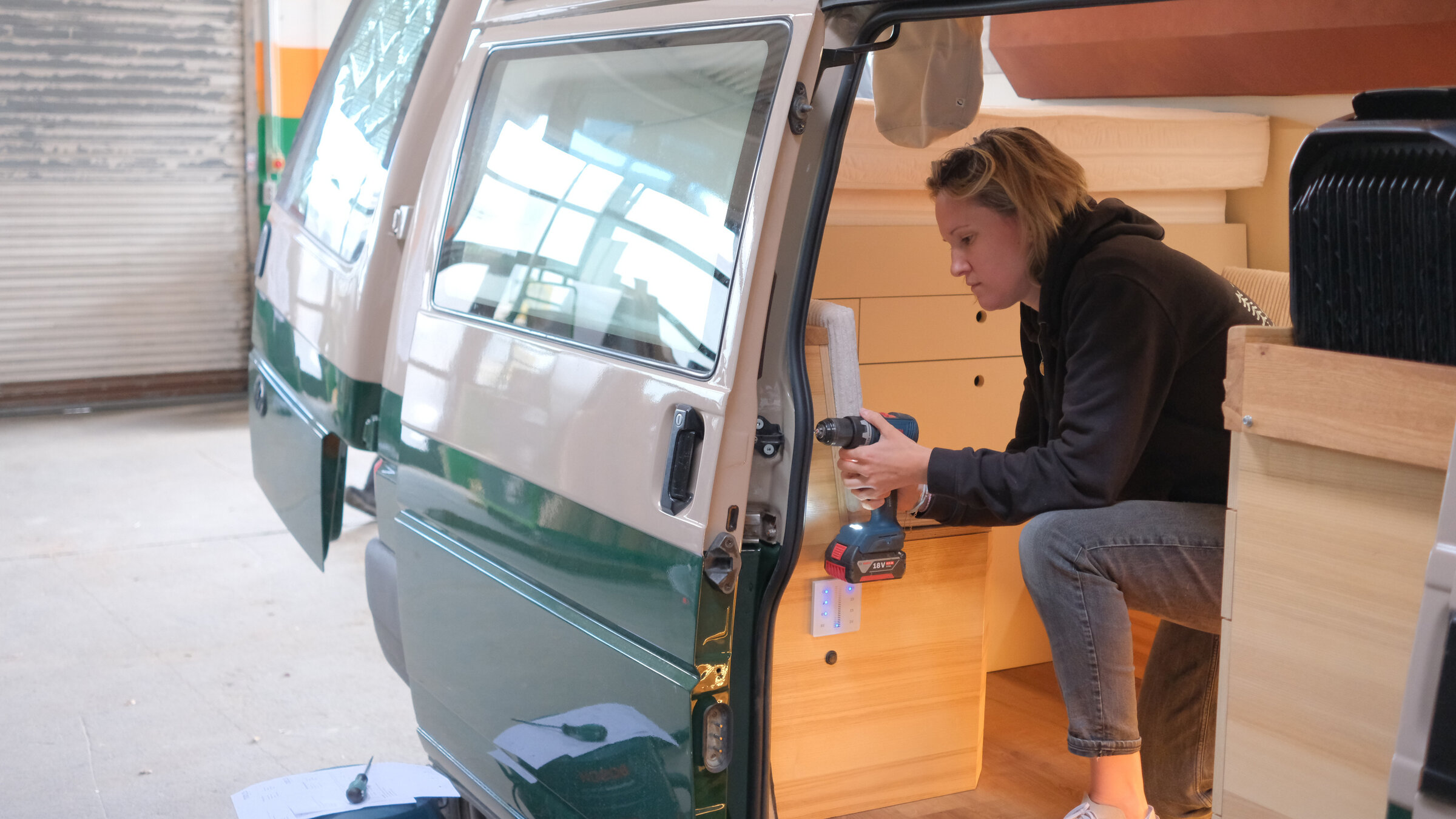 "Die Nordreportage: Vom Transporter zum Camper": Fenster, wo vorher keine waren, und ein individueller Innenraum: Laura Woggan macht Camper-Wünsche wahr.