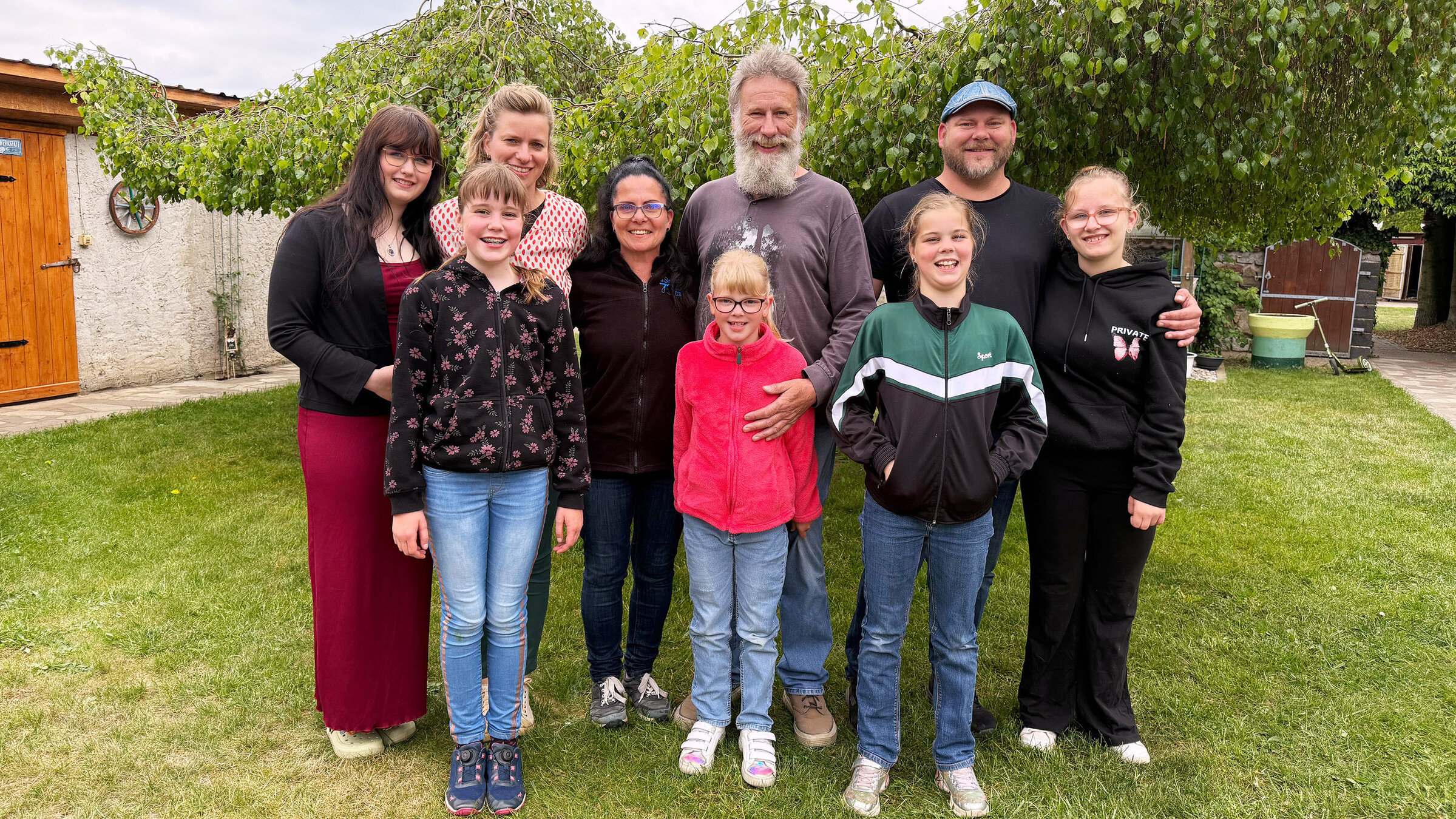 "Die Nordreportage: Wenn Liebe nicht reicht": von hinten links: Johanna (Pflegetochter), Daniela (leibliche Tochter), Kerstin und Andreas FÃ¼hrs, Christopher (leiblicher Sohn) / vordere Reihe: Lenjia, Luna und Leonie, Joline.