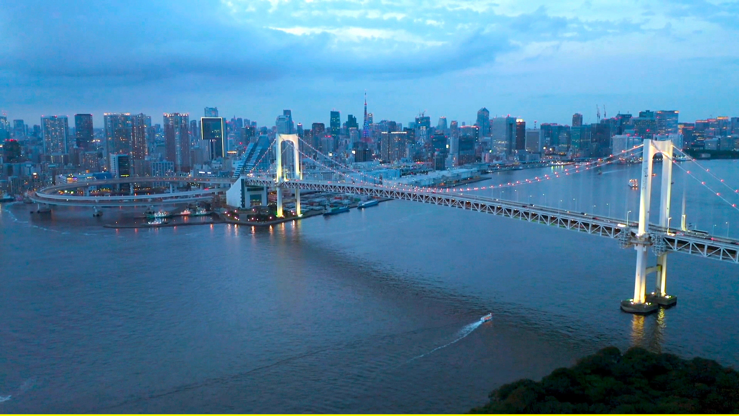 "Geheimnisvolles Tokio": Drohenaufnahme: Rainbow Bridge während der Abenddämmerung