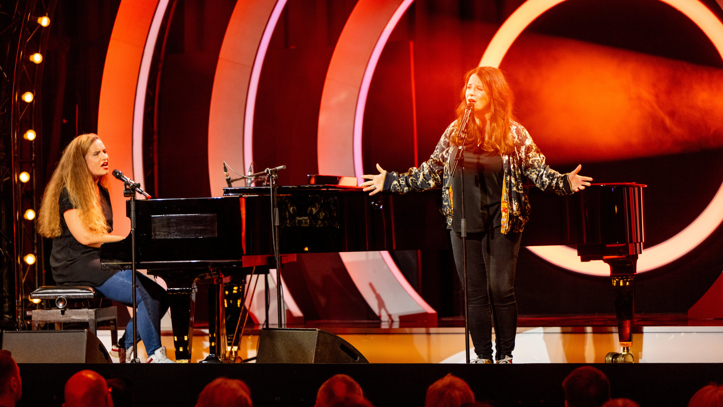 "Suchtpotenzial: Bällebad Forever": Ariane Müller sitzt links im Bild am Klavier und singt. Rechts im Bild steht Julia Gámez Martin am Mikrofon und singt ebenfalls.