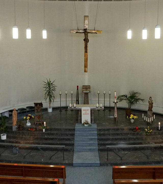 "Katholischer Gottesdienst - Neue Familienzugehörigkeit": Blick ins Innere der Kapelle des Sankt Katharinen-Krankenhauses in Frankfurt am Main.