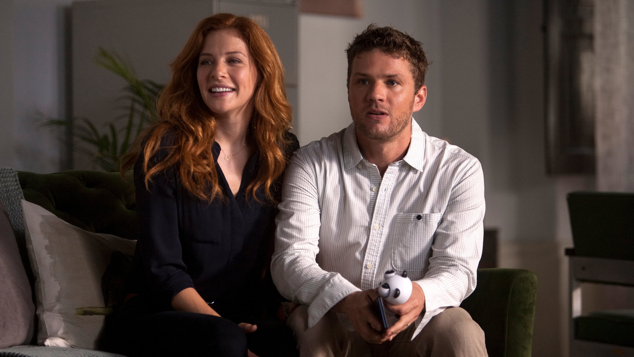 "Auf eigenes Risiko": Steven (Ryan Phillippe) und Shannon (Rachelle Lefevre) sitzen nebeneinander auf einer Couch. Steven hat ein Kinderspielzeug in der Hand.