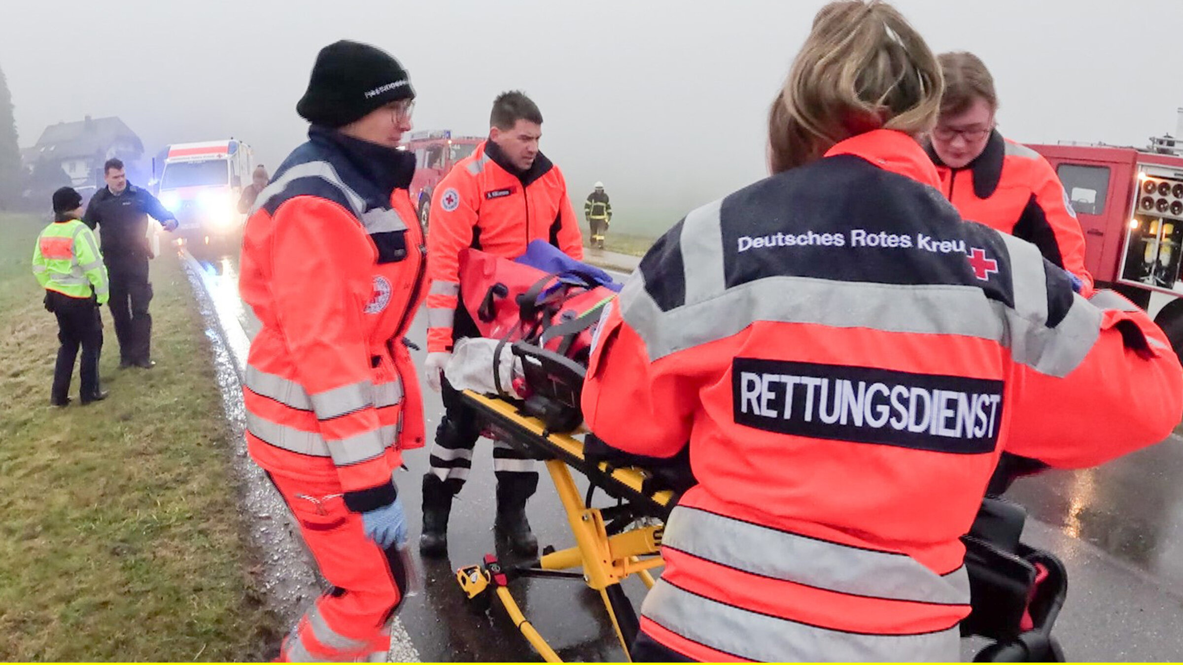 "Notfall Rettung - Wenn die Hilfe versagt": Im Notfalleinsatz: Sanitäter an einer Unfallstelle.