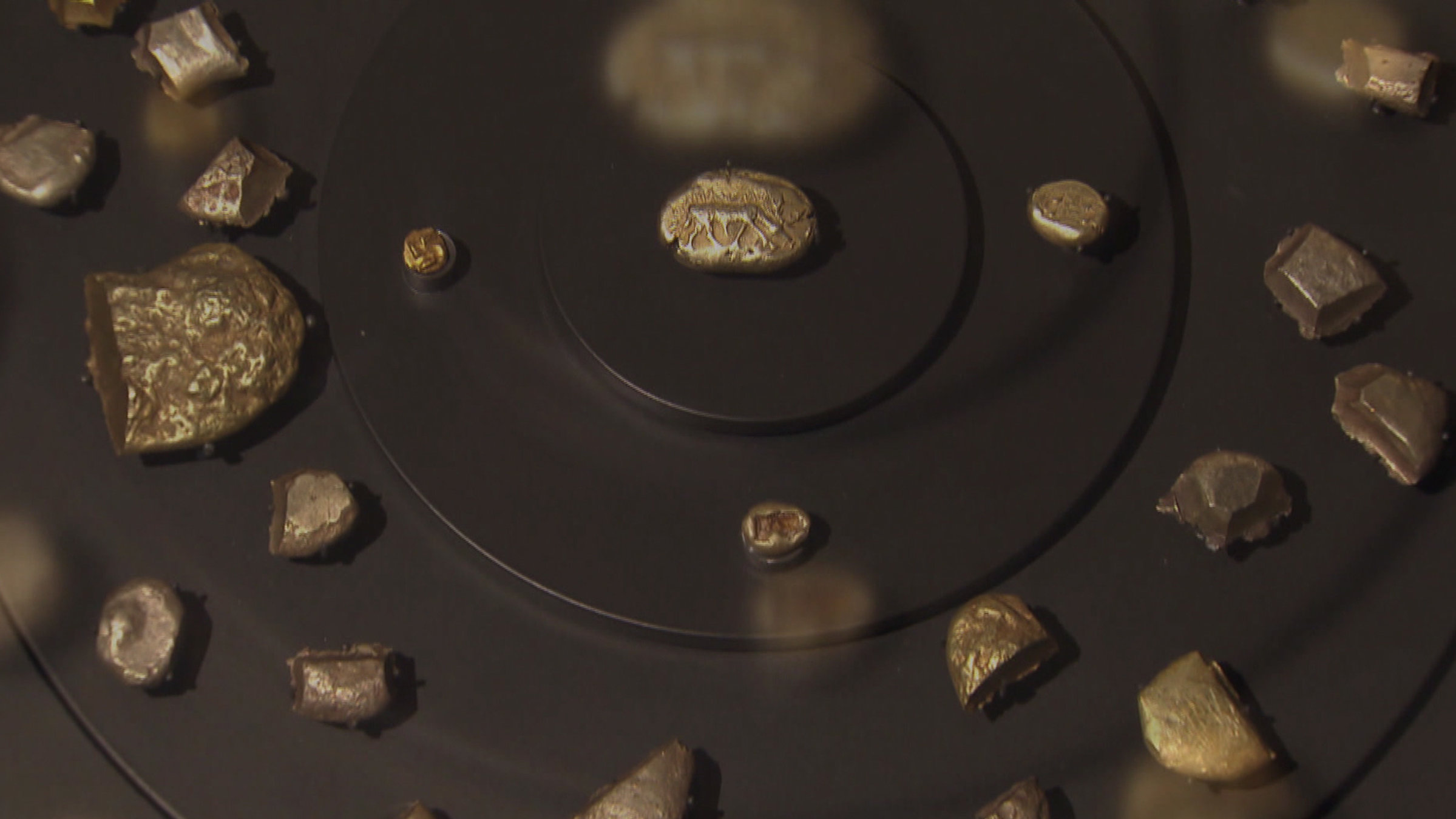 "wissen aktuell: Die Macht des Geldes – und was Geld mit uns macht": Schon im 7. Jahrhundert vor Christus gibt es erste 'Münzen': Klümpchen aus Elektron, einer natürlich vorkommenden Legierung aus Gold und Silber.