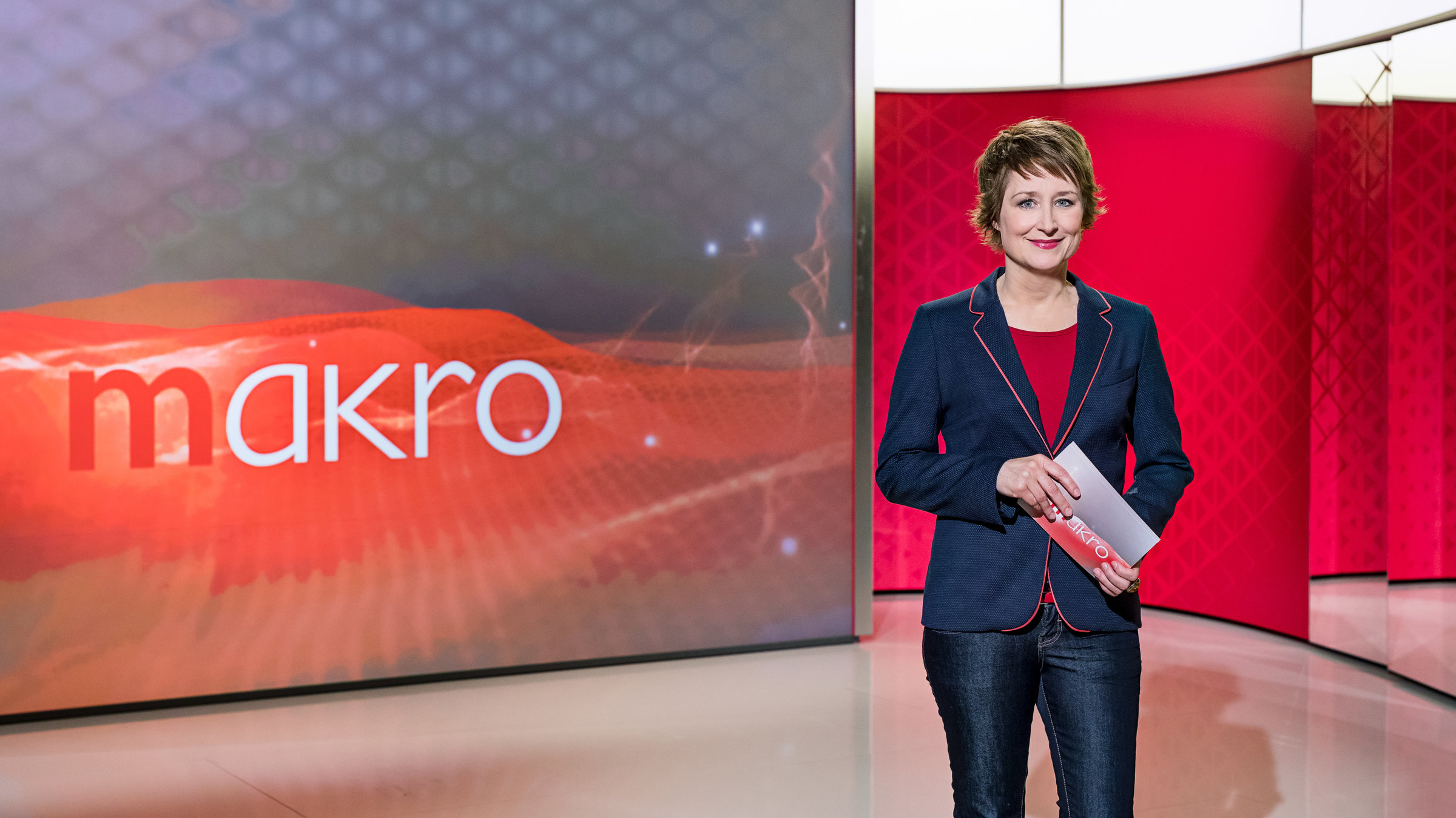 "makro": Eva Schmidt in Studio-Deko.