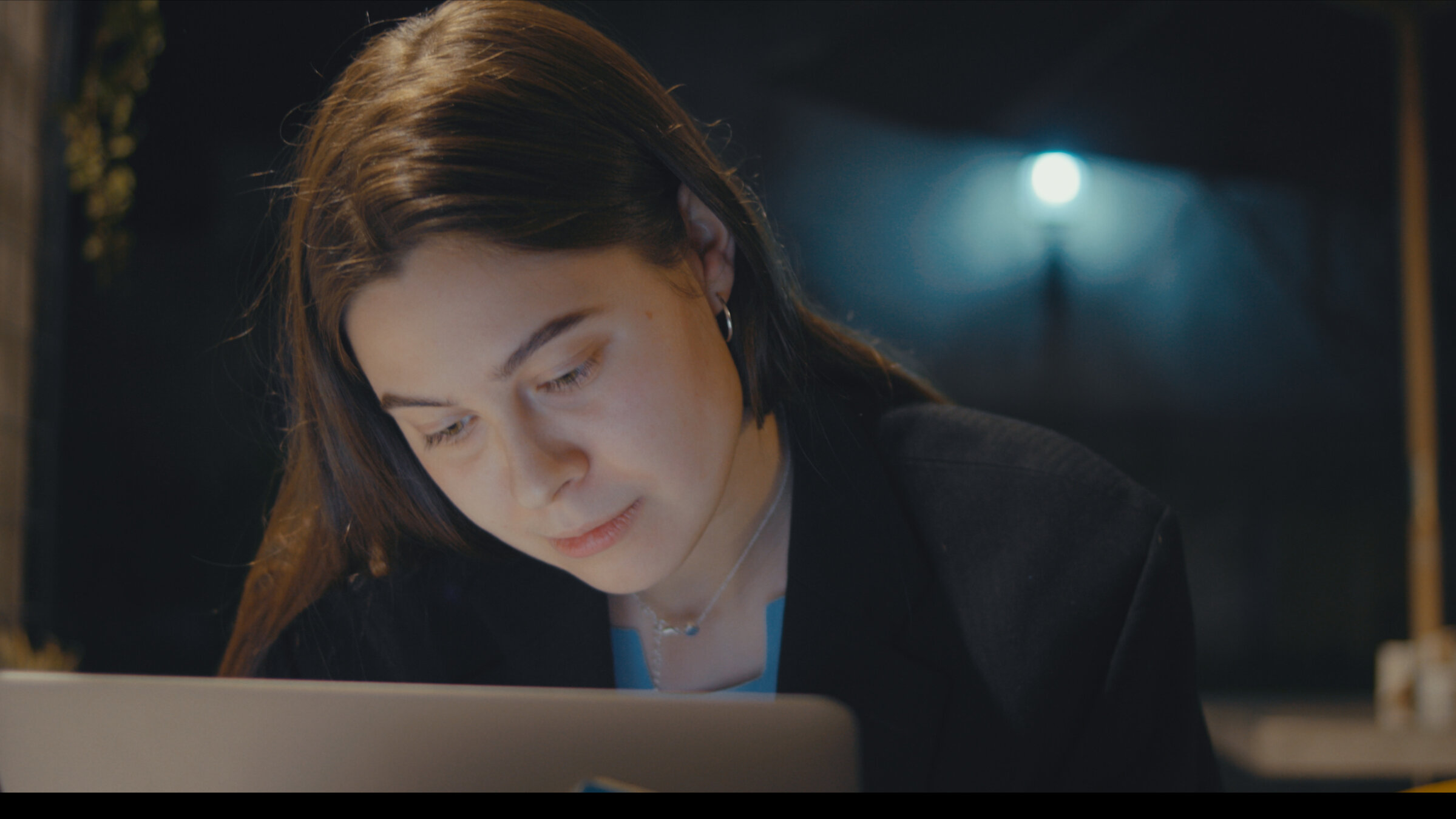 "Ab 18! - In einem Jahr": Junge Frau mit langen Haaren blickt frontal in den Bildschirm.