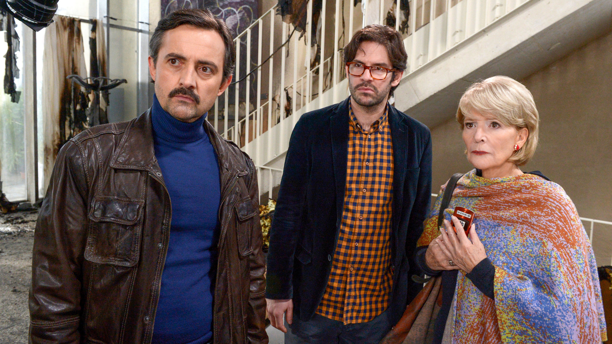 "Schon wieder Henriette": Harald Schrott (Siegfried Anzengruber), Manuel Witting (Jonas Kugler), Christiane Hörbiger (Henriette Frey) schauen ernst in eine Richtung.