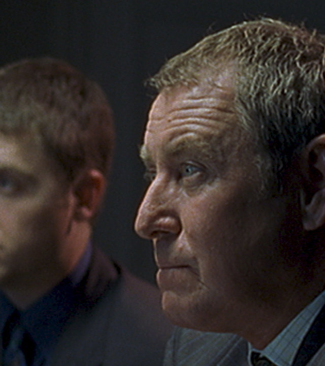 "Inspector Barnaby - Der Garten des Todes": Porträtbild von Inspector Barnaby (John Nettles) und Sergeant Troy (Daniel Casey), die nebeneinander sitzen und in dieselbe Richtung blicken.