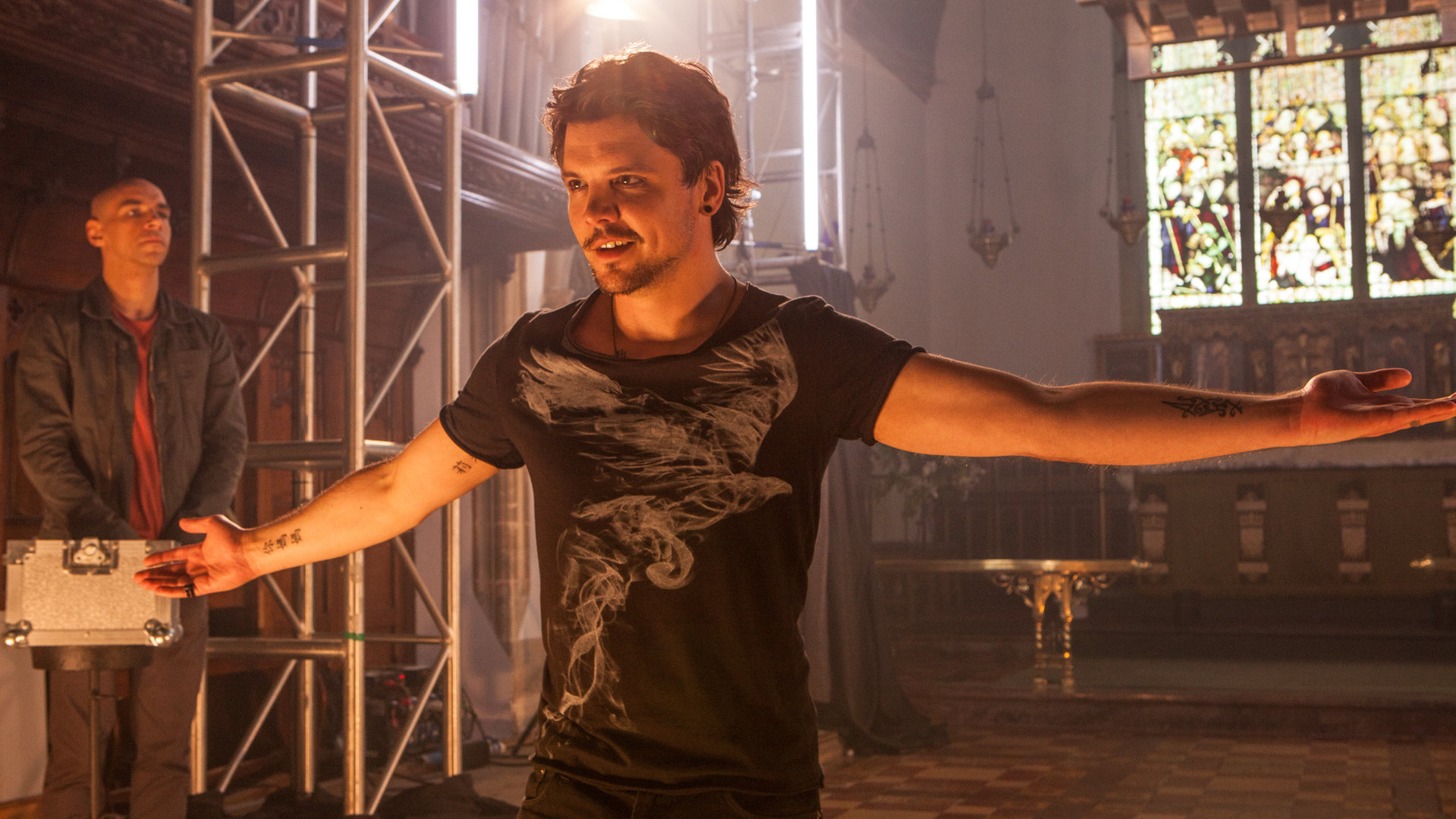 "Inspector Barnaby - Mord mit Magie": Gideon Latimer (Andrew-Lee Potts) steht in greller Beleuchtung mit ausgebreiteten Armen in einer Kirche.