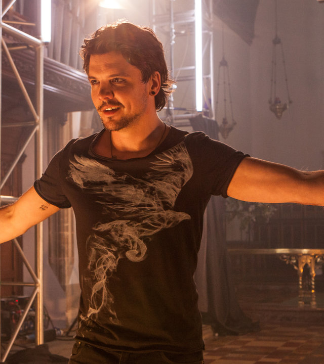 "Inspector Barnaby - Mord mit Magie": Gideon Latimer (Andrew-Lee Potts) steht in greller Beleuchtung mit ausgebreiteten Armen in einer Kirche.