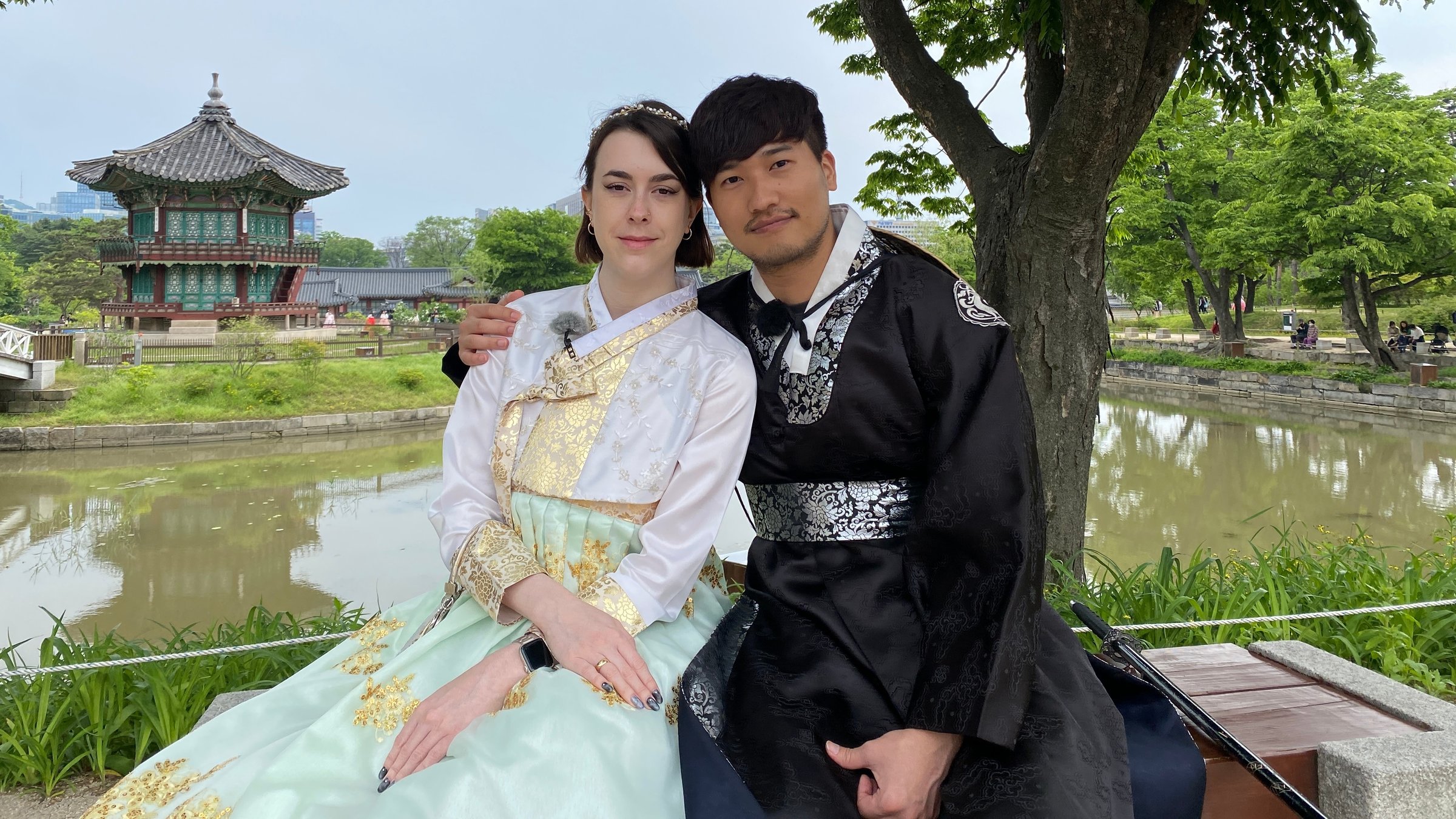 "Südkorea – Die Zukunft ist jetzt": Lauren Guardia ist aus der Schweiz nach Seoul gezogen und in die Kultur Südkoreas eingetaucht. Mit ihrem Freund Hakyung Lee besucht sie den Palast Gyeongbokgung.
