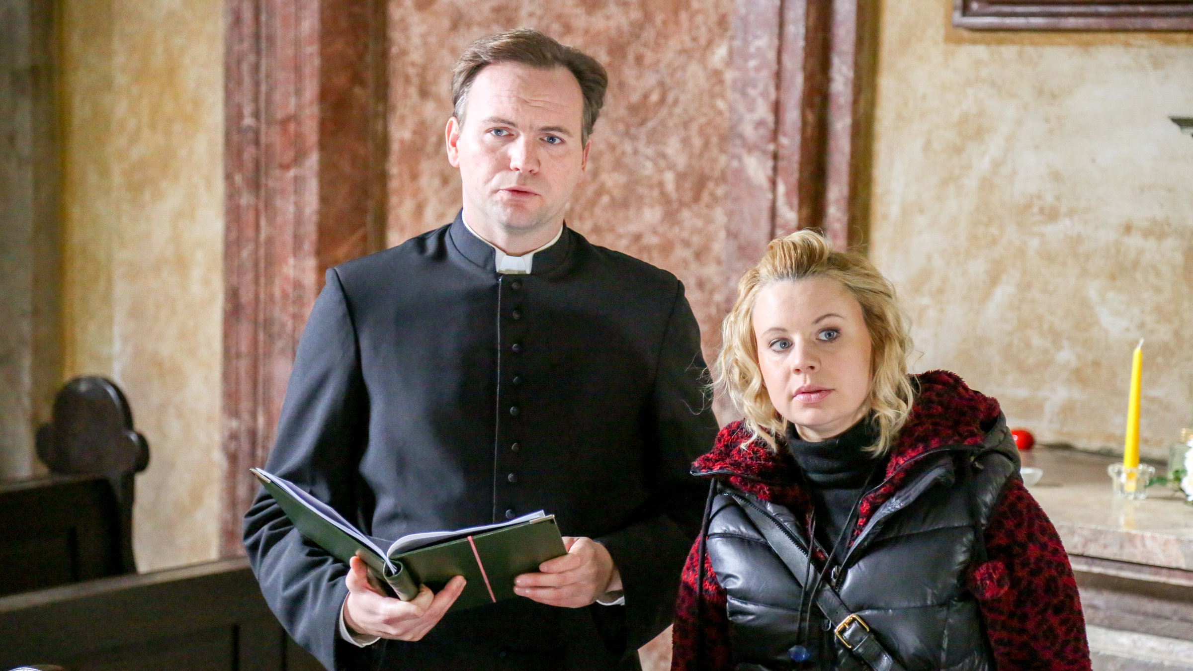 "Gemischtes Doppel - Beinahe wahre Geschichten": Thomas Stipsits und Katharina Straßer stehen nebeneinander.