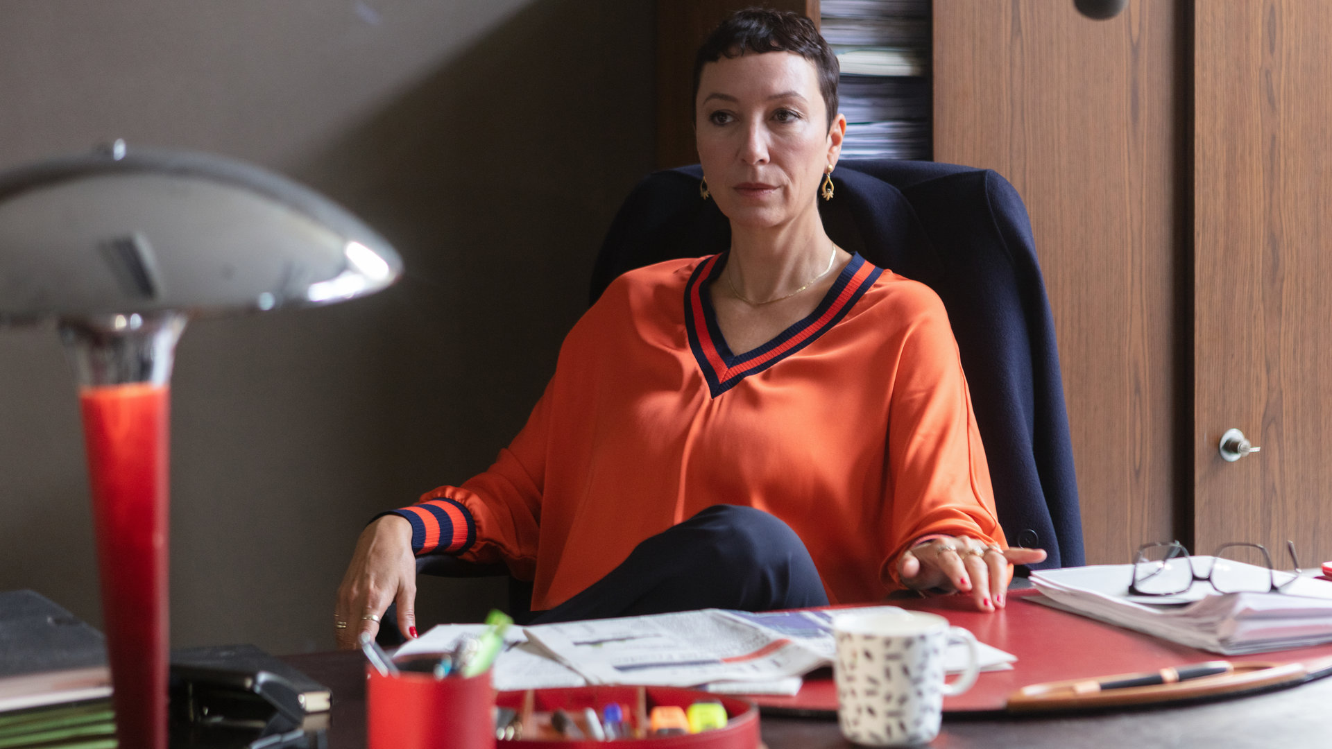 "Die zweite Welle - Eine schlechte Tat": Maren (Ursula Strauss) sitzt an ihrem Schreibtisch und schaut entschlossen.