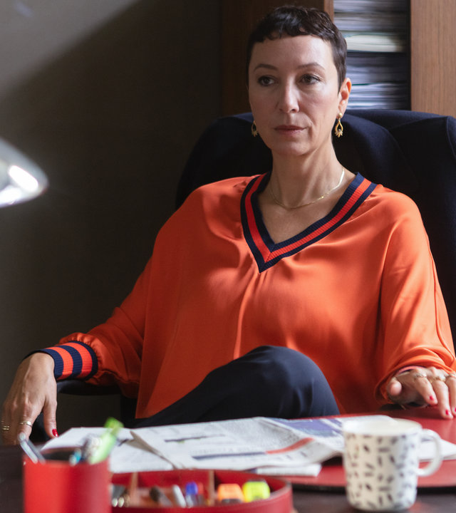 "Die zweite Welle - Eine schlechte Tat": Maren (Ursula Strauss) sitzt an ihrem Schreibtisch und schaut entschlossen.