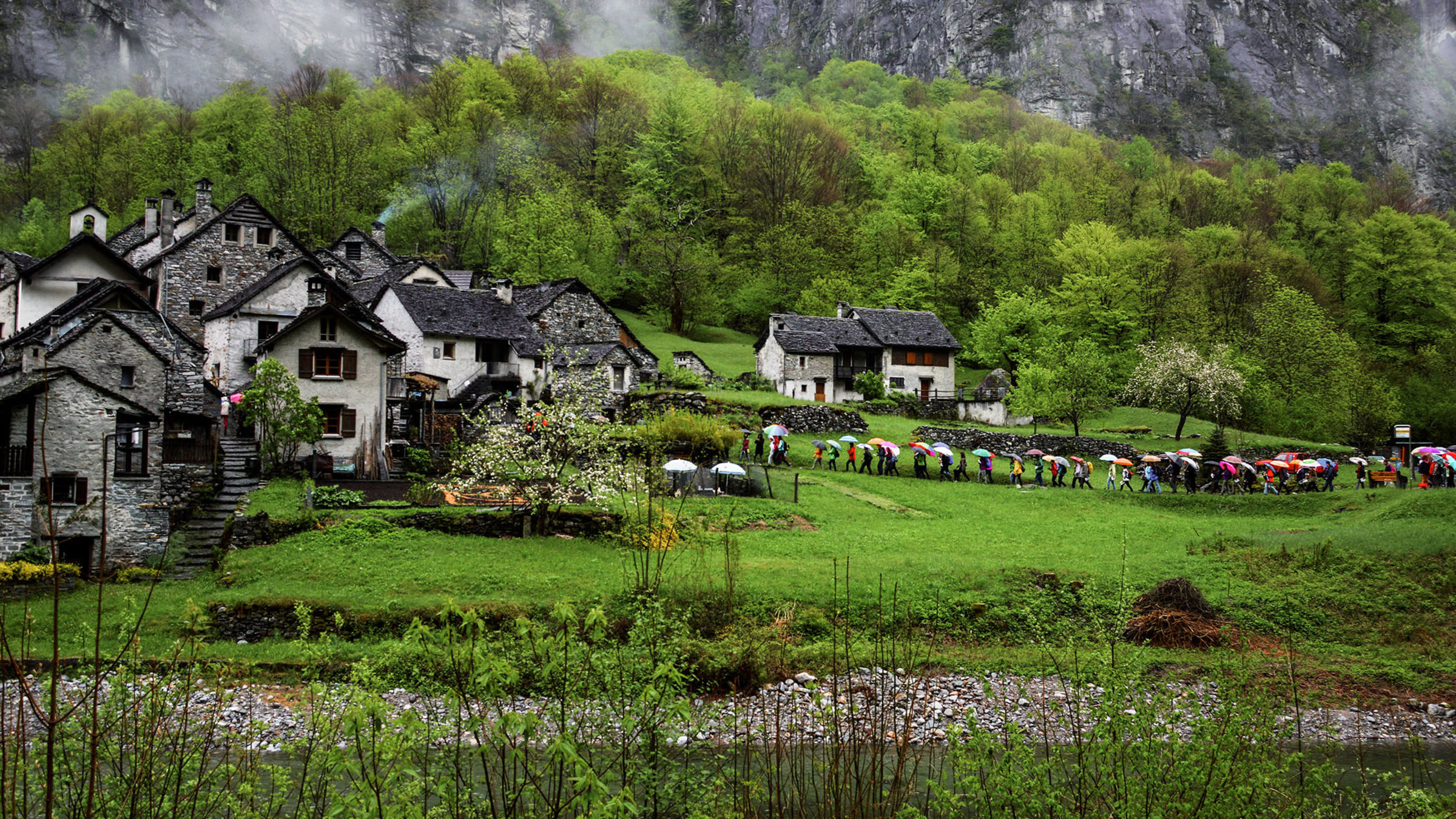 "Wunderland (3/8) - Val Bavona TI": Die Prozession erreicht den Ort Roseto im Val Bavona TI