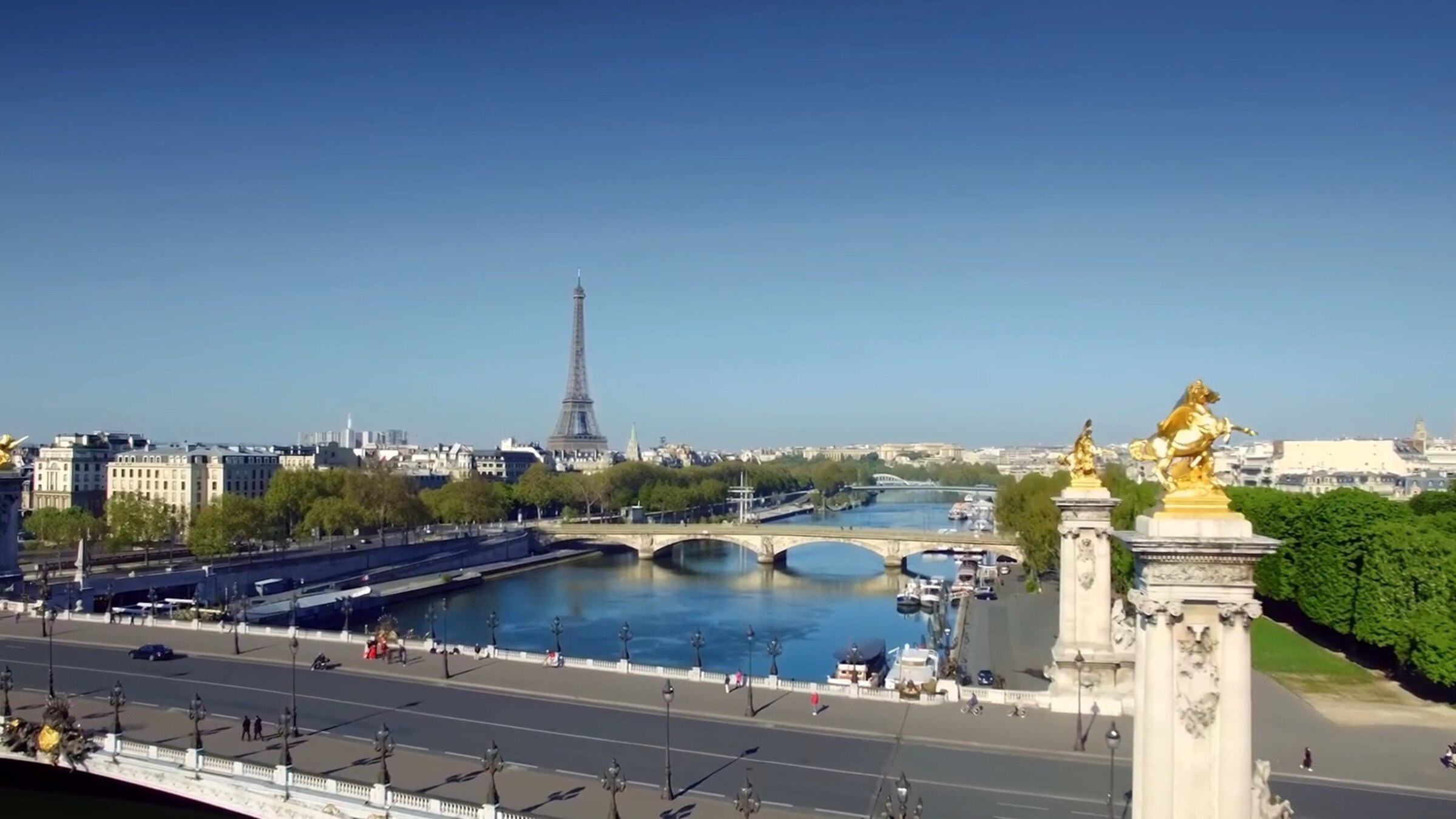 "Im Flug über Nordfrankreich": Paris mit Brücken über die Seine und Eiffelturm im Hintergrund.