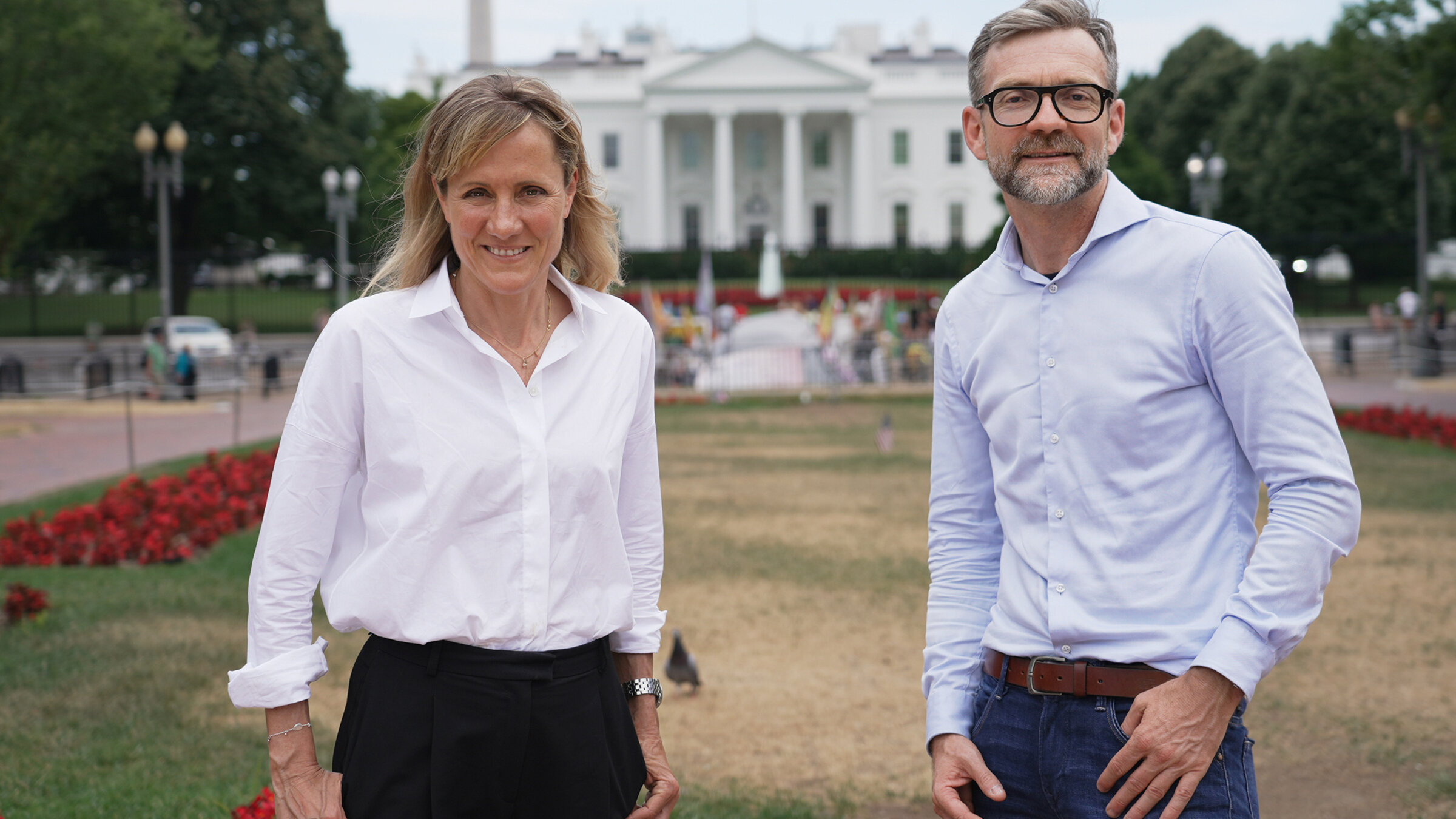 "America, let’s talk: Die USA vor den Wahlen (1/5) - Der Rostgürtel und der amerikanische Traum": Barbara Lüthi und Peter Düggelin vor dem Weißen Haus in Washington.