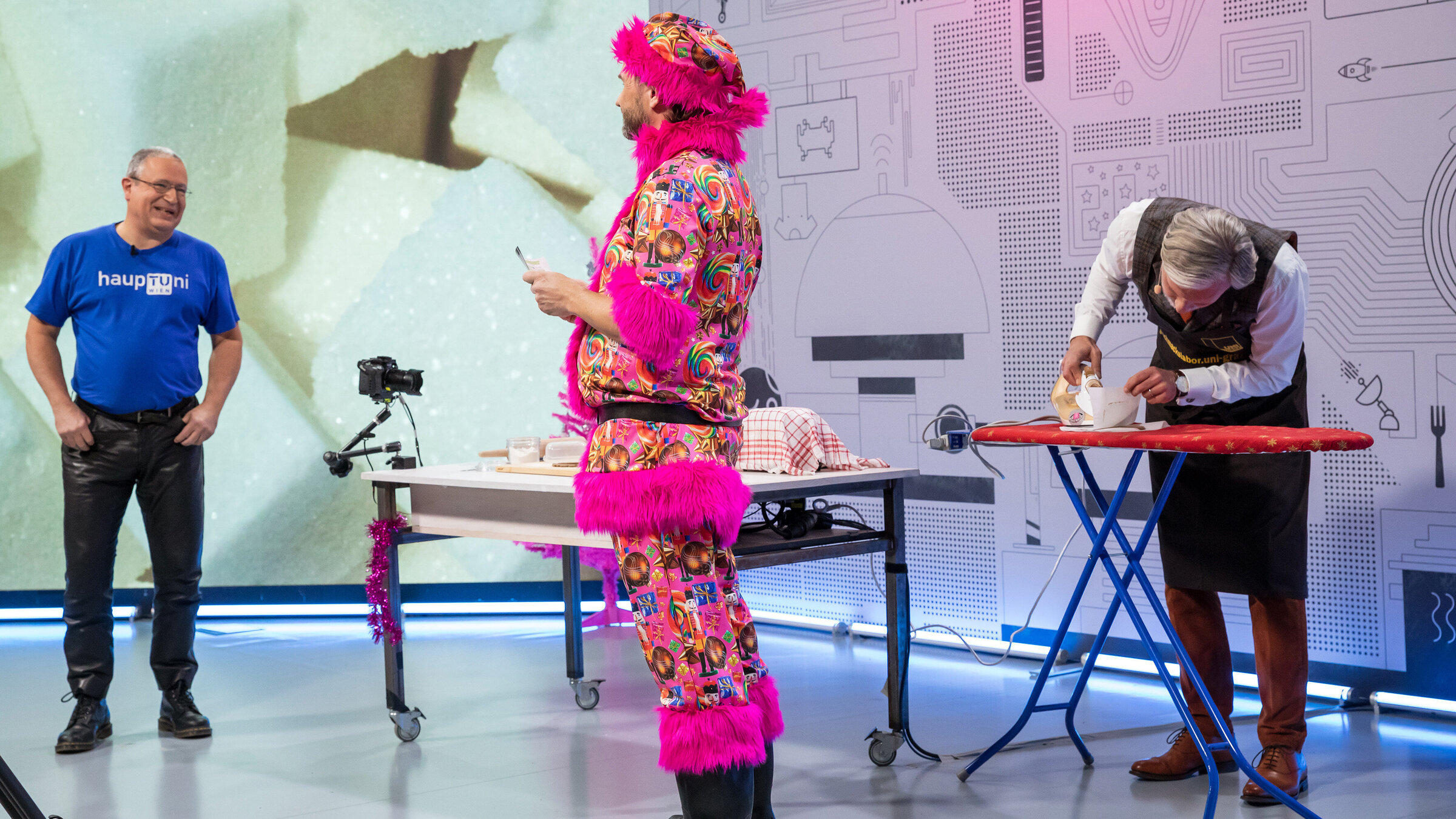 "Science Busters - Wer nichts weiß, muss alles glauben - Süßer die Glocken": Dr. Peter Weinberger (Associate Professor für anorganische Chemie an der TU Wien), Martin Puntigam, Univ.-Prof. Dr. Helmut Jungwirth (Mikrobiologe und Leiter des Geschmackslabors, Uni Graz).