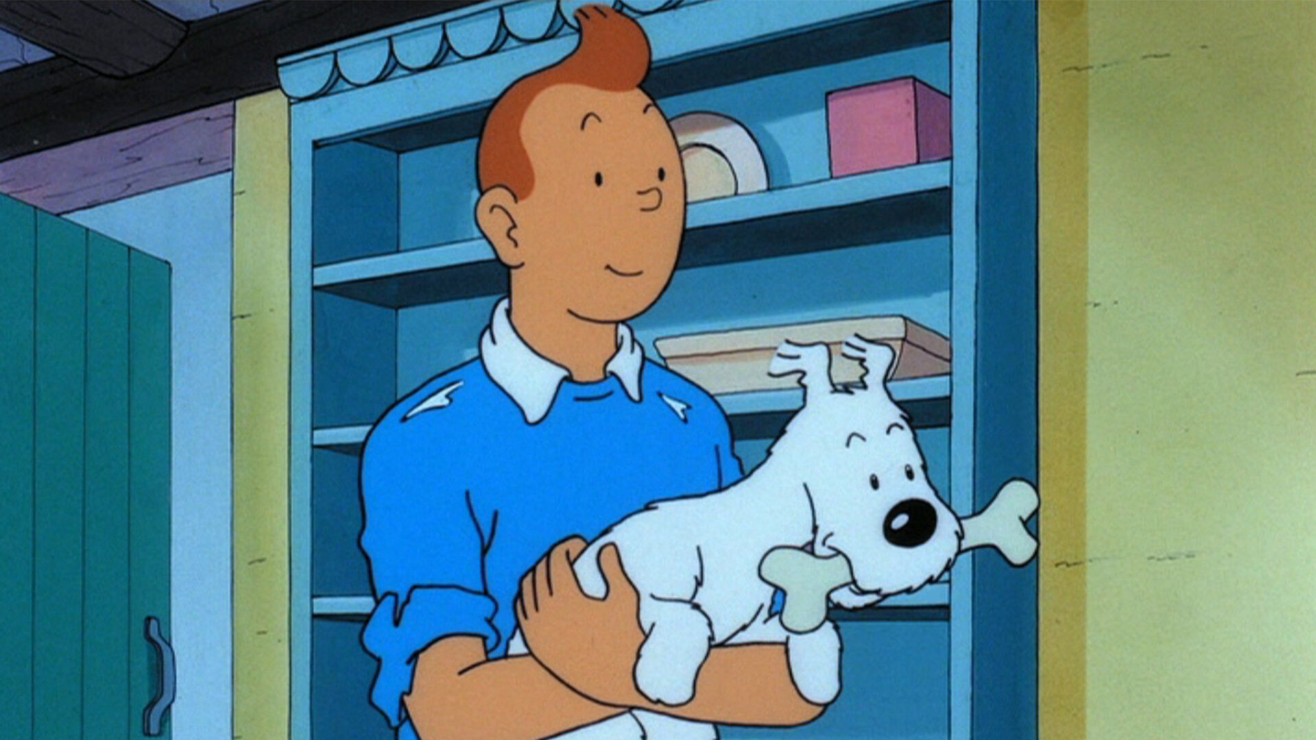 "Tim und Struppi – Die schwarze Insel (2)": Tim hält Struppi auf dem Arm. Struppi kaut auf einem großen Knochen. Im Hintergrund ist ein blaues Regal zu sehen.