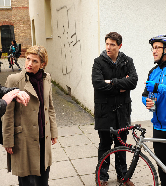 "SOKO Stuttgart - Kettenreaktion": Jo Stoll (Peter Ketnath), Martina Seiffert (Astrid M. Fünderich), Rico Sander (Benjamin Strecker) und Jan Arnaud (Mike Zaka Sommerfeldt) stehen nebeneinander auf einem Bürgersteig. Jan Arnaud hat sein Fahrrad dabei.