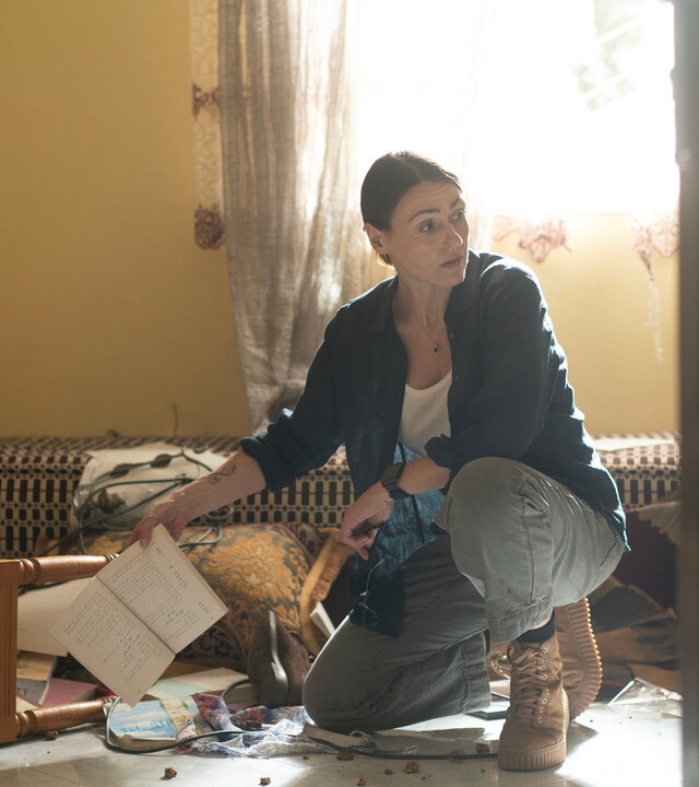 "Vigil - Tödliche Drohnen: Verdachtsmomente": DCI Amy Silva (Suranne Jones) kniet in einem verwüsteten Zimmer auf dem Boden und schaut sich um.